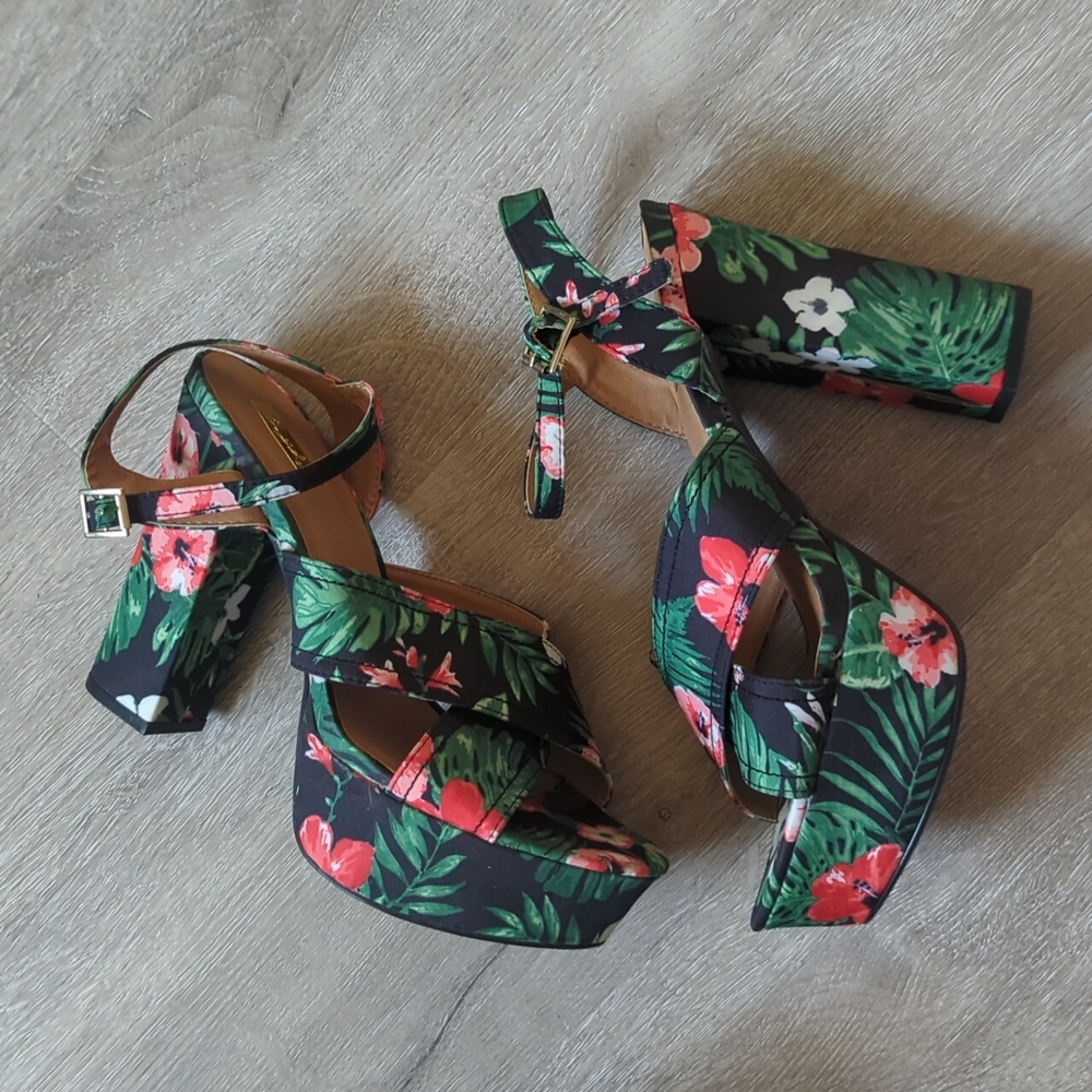 Patterned platform heels - Picture 2 of 4